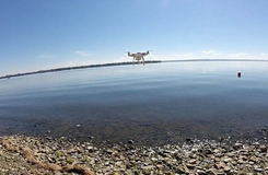 城會(huì)玩！加拿大男子成功用無人機(jī)釣到魚