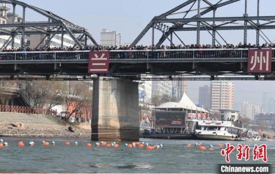 圖為活動現(xiàn)場冬泳愛好者表演“漂游”?！钇G敏 攝