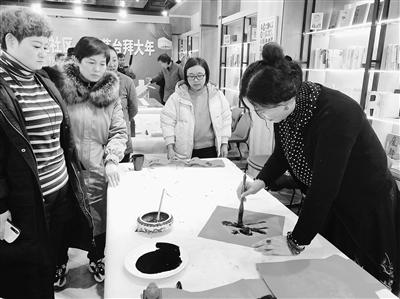 蘭州甘家巷社區(qū)“鼠年納?！彼痛郝?lián)（圖）