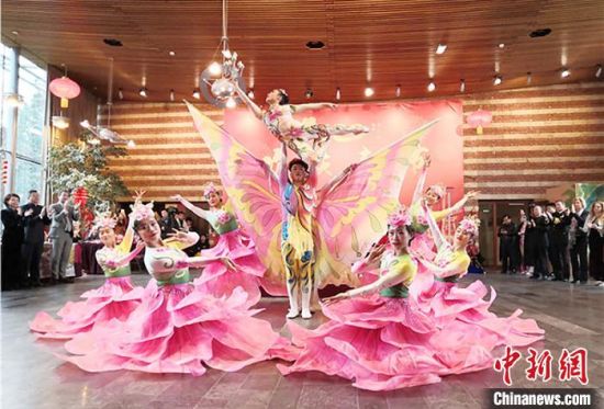 圖為雜技演員通過精湛的技藝贏得了滿堂喝彩。　甘肅省文化和旅游廳網(wǎng)站 攝