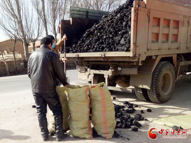 【甘肅全民戰(zhàn)“疫”】雪中送炭！會(huì)寧一企業(yè)為基層防控點(diǎn)捐贈(zèng)10噸愛(ài)心煤（圖）
