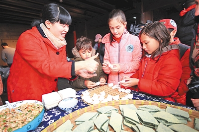 寧波百名外籍人士走進(jìn)前童古鎮(zhèn) 體驗?zāi)晡丁胺沁z”文化 寧波百名外籍人士走進(jìn)前童古鎮(zhèn) 體驗?zāi)晡丁胺沁z”文化