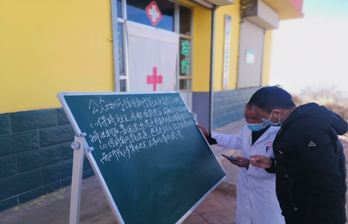 市紀(jì)委監(jiān)委駐村幫扶干部馬維高在村衛(wèi)生室宣傳疫情防控知識。.jpg