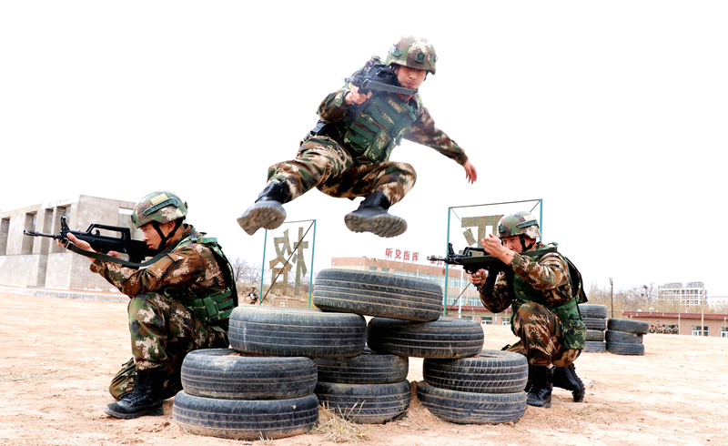 甘肅武警：沙場(chǎng)礪兵踏春行