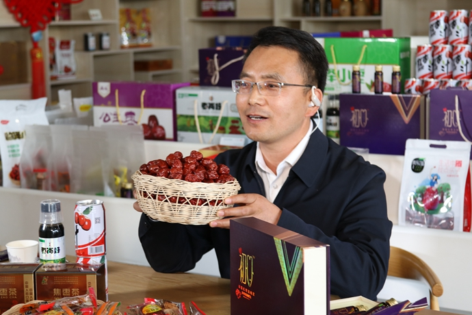 “縣長(zhǎng)直播天團(tuán)”唱響“甘貨春之聲”，售出近30種甘貨1萬(wàn)余件 開(kāi)進(jìn)直播間的網(wǎng)絡(luò)扶貧博覽會(huì)，受百萬(wàn)網(wǎng)友點(diǎn)贊 