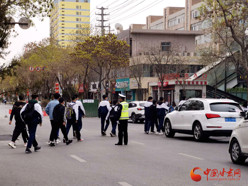 保駕護航！涼州公安交警“護學(xué)崗” 撐起“平安傘”