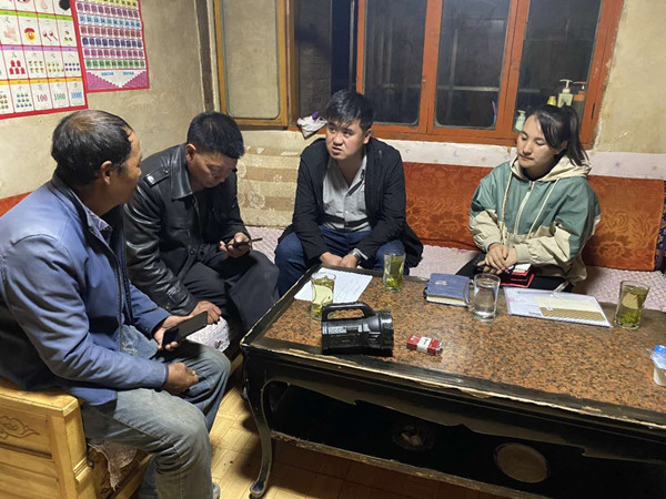 圖為木耳鎮(zhèn)紀檢干事盧建民（左三）連夜在多壩村多壩組奚連德家中了解受災情況，排查安全隱患，并宣傳發(fā)生次生災害的相關知識。_副本.jpg