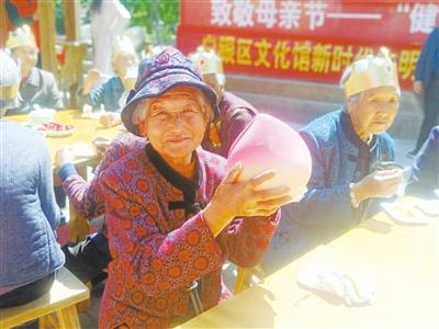母親節(jié)，白銀“花村”擺了一場“敬老宴”