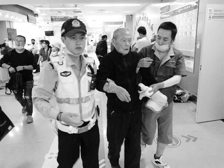 蘭州街頭最美的一次逆行！耄耋老人摔倒街頭 交警的哥合力救助3分鐘