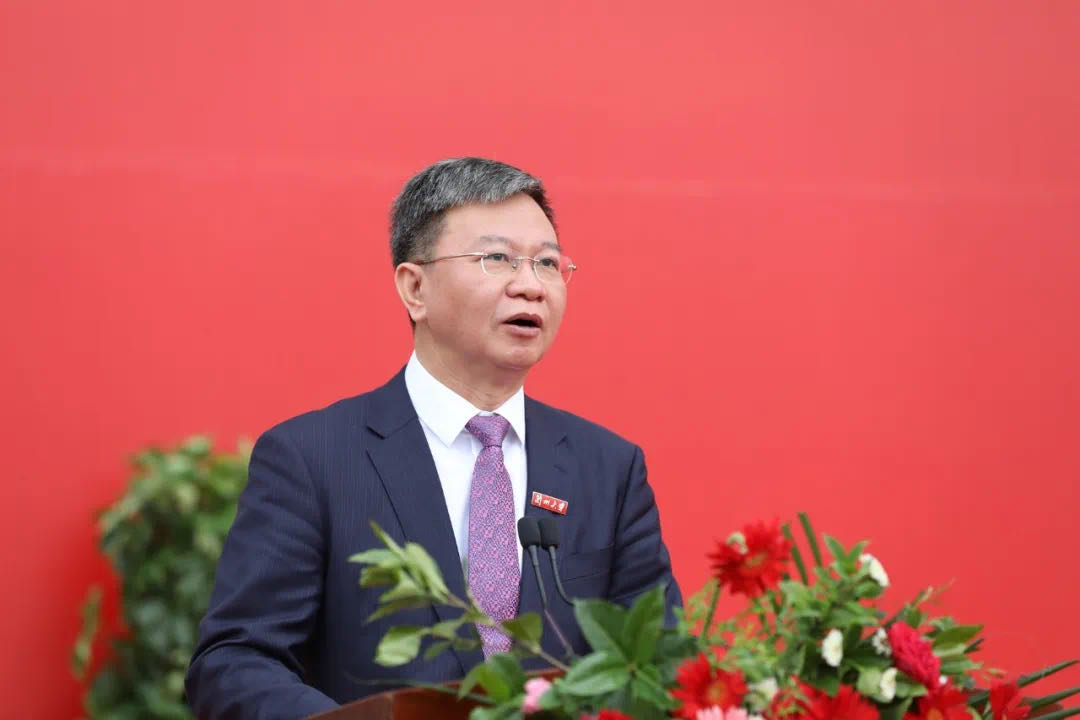 蘭州大學(xué)校長(zhǎng)嚴(yán)純?nèi)A寄語(yǔ)2020屆本科畢業(yè)生：做敢擔(dān)當(dāng)、能擔(dān)當(dāng)、有擔(dān)當(dāng)?shù)娜?>
        </a><em>蘭州大學(xué)校長(zhǎng)嚴(yán)純?nèi)A寄語(yǔ)2020屆本科畢業(yè)生：做敢擔(dān)當(dāng)、能擔(dān)當(dāng)、有擔(dān)當(dāng)?shù)娜?/em></li>
    <li><a  target=