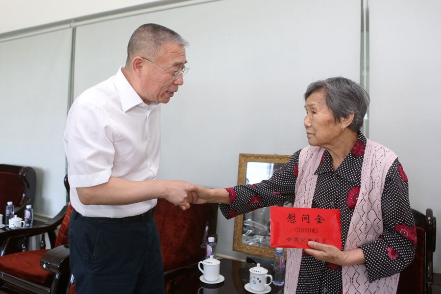 天水市委書(shū)記王銳開(kāi)展“七一”走訪(fǎng)慰問(wèn)活動(dòng)