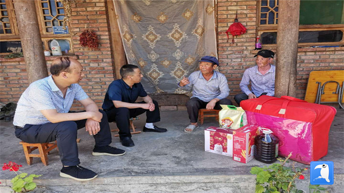 在建黨99周年來(lái)臨之際，隴南市禮縣紀(jì)委監(jiān)委在中壩鎮(zhèn)、三峪鄉(xiāng)開(kāi)展“七一”慰問(wèn)老黨員、困難黨員活動(dòng)，為他們送去組織的關(guān)懷和節(jié)日的問(wèn)候。_副本.jpg