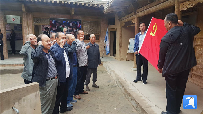 7月1日，臨夏州紀(jì)委監(jiān)委機(jī)關(guān)黨總支組織退休黨支部部分黨員前往東鄉(xiāng)縣布楞溝村史館，開(kāi)展主題黨日活動(dòng)。_副本.jpg
