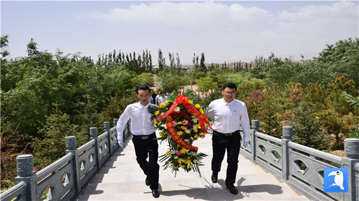 七一”前夕，白銀市紀(jì)委監(jiān)委機(jī)關(guān)黨委組織黨員來(lái)到紅軍西路軍景泰烈士陵園開(kāi)展主題黨日活動(dòng)。 朱鵬拍攝_副本.jpg