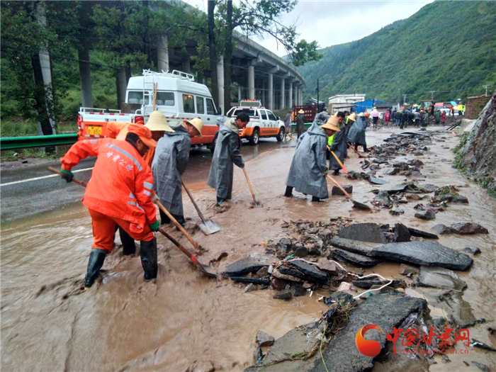 甘肅定西強(qiáng)降雨 三條公路水毀嚴(yán)重 