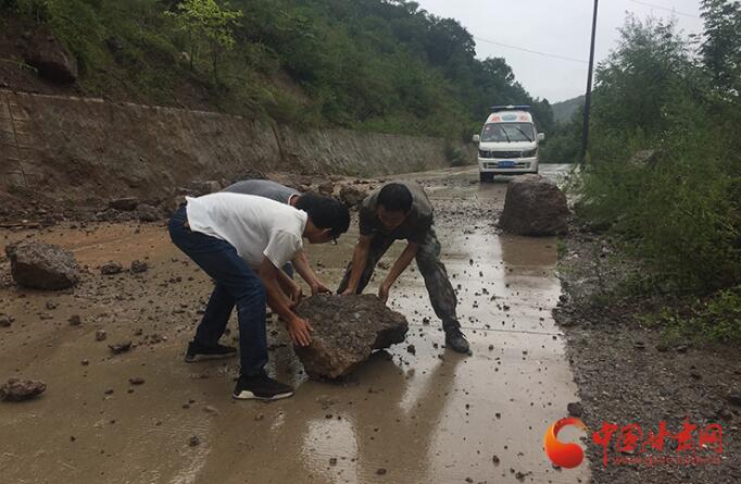 康縣長(zhǎng)壩鎮(zhèn)：鏟車、120合力“逆行”救援群眾  