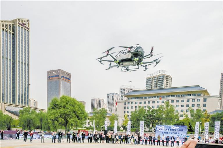 超酷、超刺激！智能駕駛飛行器在蘭載人試飛