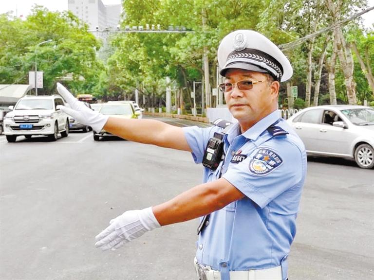 蘭州城關(guān)區(qū)交警大隊一線老交警馬驍：俯首甘為“老黃?！?>
        </a><em>蘭州城關(guān)區(qū)交警大隊一線老交警馬驍：俯首甘為“老黃?！?/em></li>
    <li><a  target=