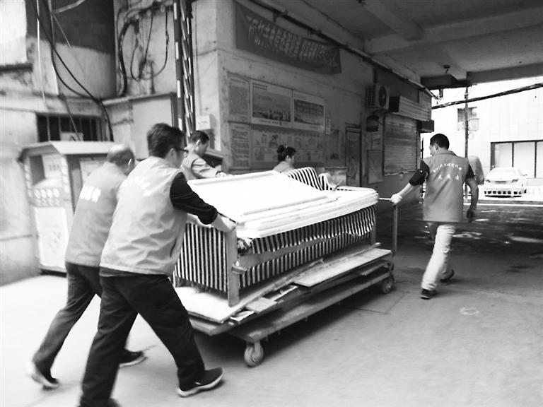 蘭州曹家廳社區(qū):“清潔家園”志愿者們?cè)谛袆?dòng)