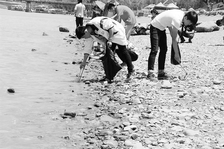 保護(hù)母親河，我們一直在路上……