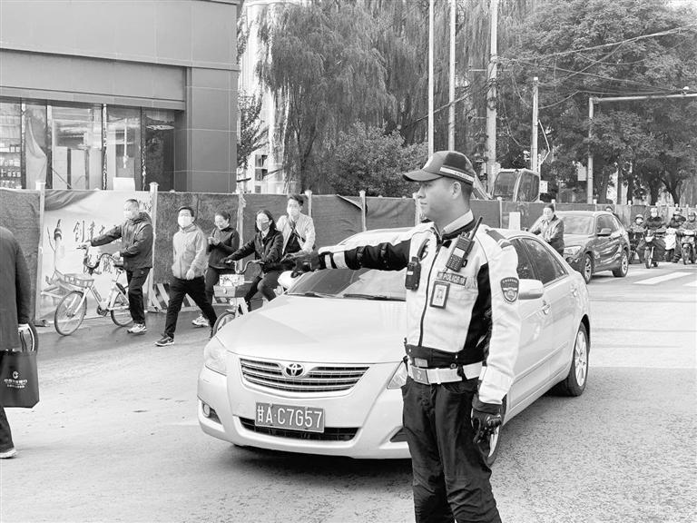 近期蘭州市區(qū)多處路段占道施工，高峰期市民請(qǐng)盡量繞行