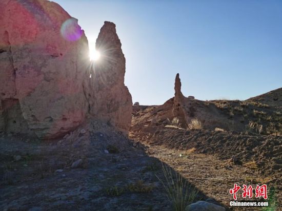 山丹境內的長城是由壕塹和山險為主的漢長城和黃土墻體為主的明長城兩部分組成。 翟繼宗 攝