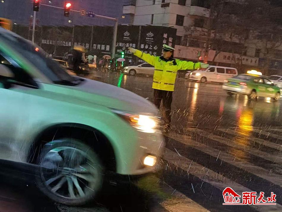 風(fēng)雪襲來(lái)，天水最美“警色”在路上！