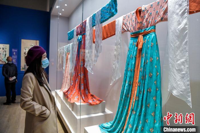 觀眾在參觀唐代服飾。　駱云飛 攝