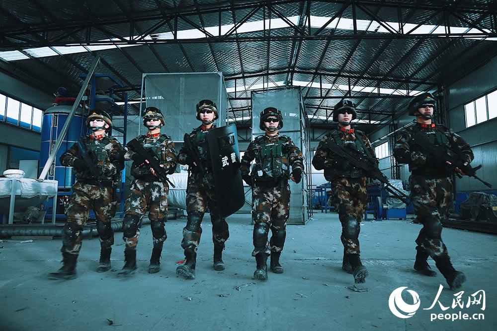 武警甘肅總隊平?jīng)鲋ш爩?shí)戰(zhàn)練兵“點(diǎn)燃”訓(xùn)練場