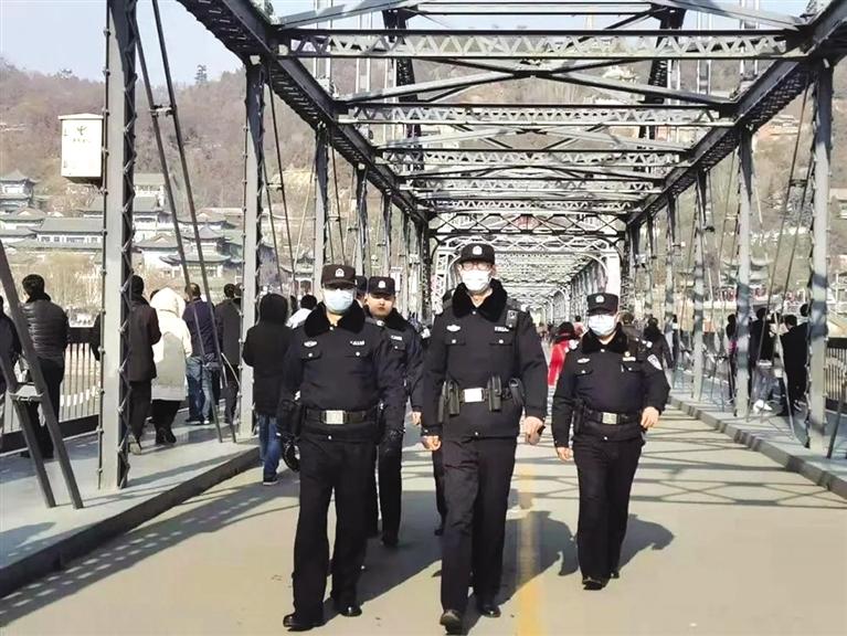 蘭州公安組織多警種多部門警力加強(qiáng)巡邏防控保障節(jié)日平安