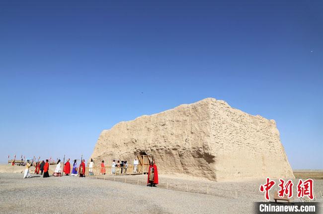 數(shù)十位身著古裝的女性通過體驗(yàn)賞漢舞、習(xí)漢禮、吟誦詩(shī)詞等中華傳統(tǒng)文化，再現(xiàn)古絲綢之路的繁華盛景?！⊥踺?攝