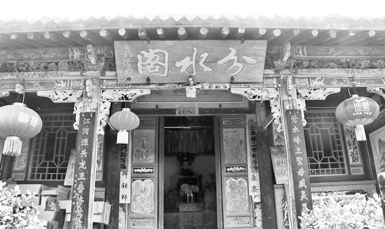 秦嶺鎮(zhèn)分水閣，一屋檐水分江河 這里可看水系奇觀，可賞連翹花海