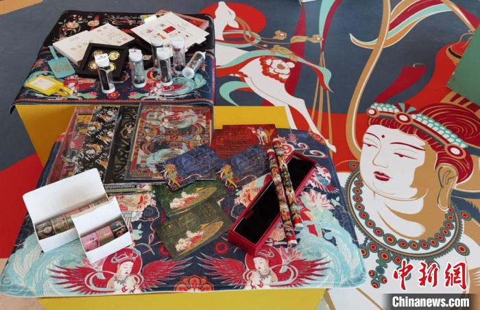 60余類敦煌主題的文創(chuàng)產(chǎn)品讓人愛不釋手?！《∷?攝