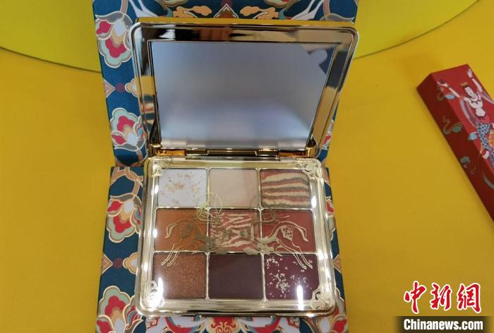 圖為取材壁畫色彩的敦煌美妝?！《∷?攝