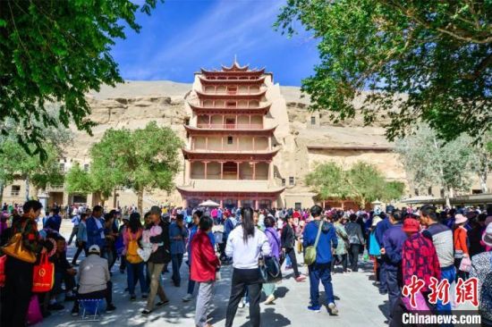 中國農(nóng)歷四月初八，敦煌民眾傳承歷史習(xí)俗，前往莫高窟燒香禮佛、祈福。(資料圖) 王斌銀 攝