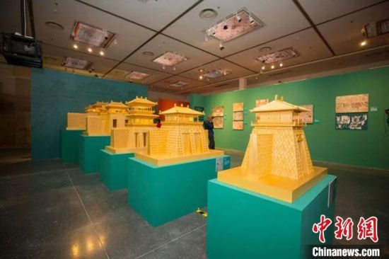 圖為呈現(xiàn)敦煌壁畫中的建筑和園林之美的復(fù)原模型。(資料圖) 敦煌研究院供圖