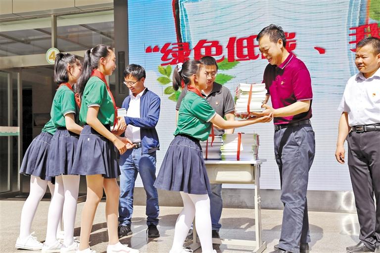 甘肅省生態(tài)環(huán)境廳開(kāi)展送書(shū)進(jìn)?；顒?dòng)