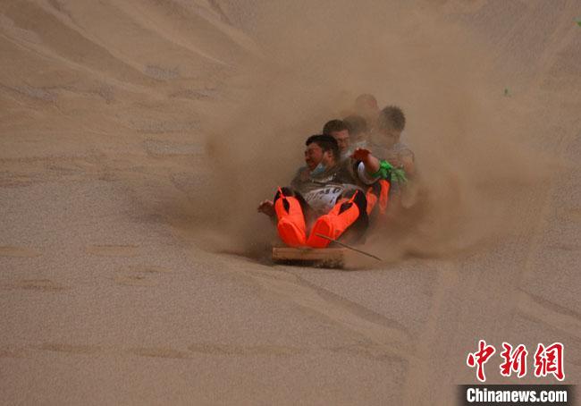 6月13日，敦煌鳴沙山月牙泉景區(qū)舉辦滑沙比賽?！●T豆 攝