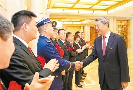 尹弘同甘肅省全國“兩優(yōu)一先”表彰對象和全國優(yōu)秀縣委書記座談時強調(diào) 牢記殷切囑托 創(chuàng)造嶄新業(yè)績 當(dāng)好榜樣標桿努力為全面建設(shè)社會主義現(xiàn)代化作出更大貢獻