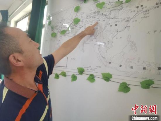 圖為甘肅省社會科學(xué)院絲綢之路研究所所長侯宗輝指出《絲綢之路古文明》課題組考察線路?！￠Z姣 攝