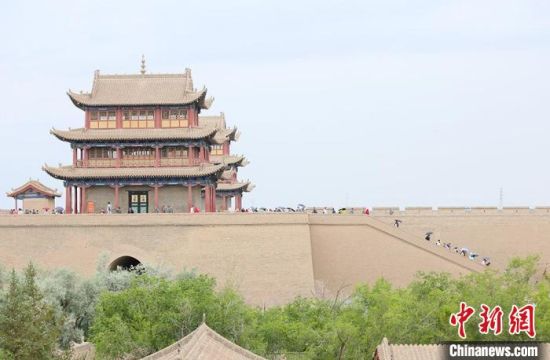 歷經(jīng)數(shù)十載保護修繕的古老關(guān)城得以延年益壽，成為了海內(nèi)外游客“絲路游”的必經(jīng)打卡地。　高展 攝