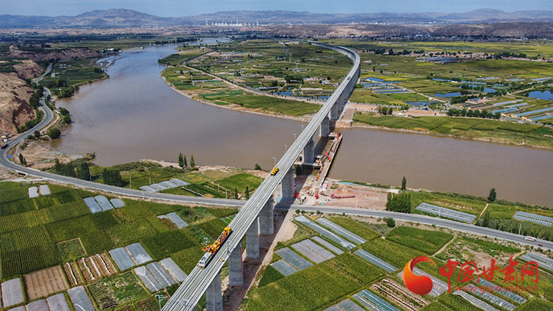 【隴拍客】直擊現(xiàn)場！看中蘭鐵路首條接觸網導線如何架設