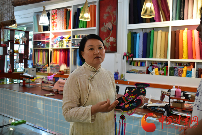 【蘭大新聞學(xué)子重走西北角】香包傳承人劉蘭芳：飛針走線，傳承匠心 