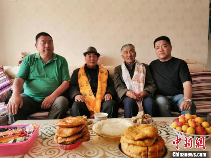 圖為張輝剛(右一)拜訪甘肅肅南縣裕固族德高望重的老人。(資料圖) 張輝剛供圖