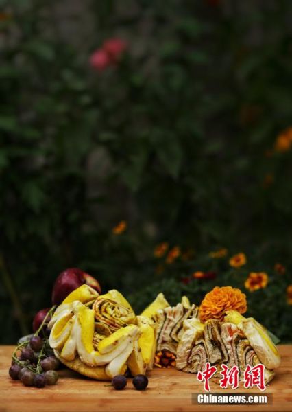 圖為做好的月餅，狀似玫瑰，切開后層層疊疊，色彩斑斕。張文 攝