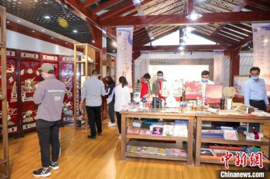 圖為甘肅“一會一節(jié)”期間，位于敦煌的天水市展館中，民眾觀賞文創(chuàng)產(chǎn)品?！「拭C省文化和旅游廳供圖