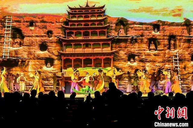 開幕式文藝展示“相約敦煌”，通過數(shù)字技術(shù)將莫高窟“搬到”演出現(xiàn)場?！「拭C省文化和旅游廳供圖