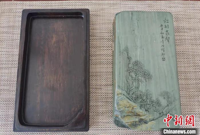 圖為盧保勝為提升洮硯文化內(nèi)涵，制作“一硯一銘、一盒一拓”成品展示?！堟?攝