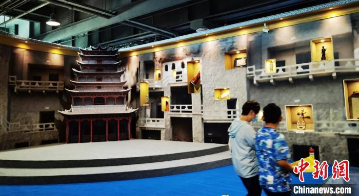 該展覽還借助科技手段，復(fù)原“藏經(jīng)洞”場景，將莫高窟“搬進”展廳?！《∷?攝