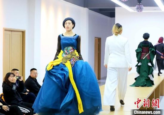 東鄉(xiāng)繡娘在T臺走秀。　高展 攝